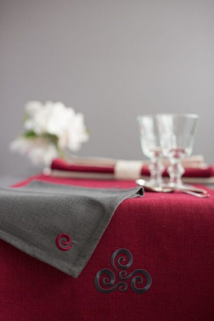 Wedding gift set in Rósóg includes (2 runners plus 4 napkins) - Image 5