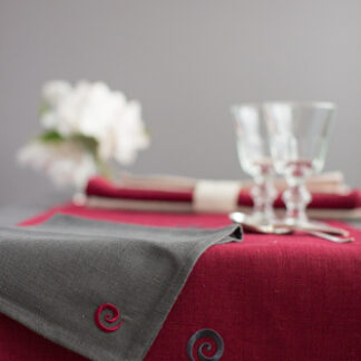Wedding gift set in Rósóg includes (2 runners plus 4 napkins)