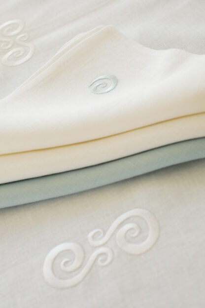 Wedding Gift Set in Irish linen includes double lined runner with 6 napkins. Limited edition AND LAST ONE - Image 3