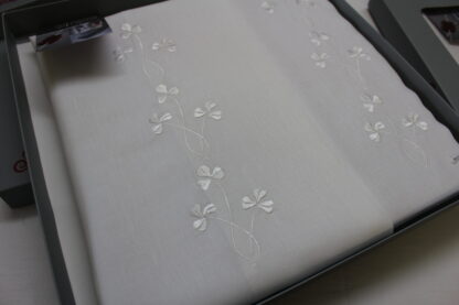 Fine Irish linen Pillow Cases with Embroidered Shamrocks - Box of two - Image 6