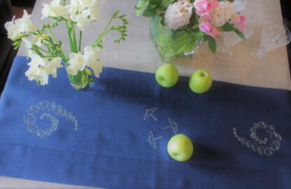 Umbrella swirl table runner in indigo - Image 6