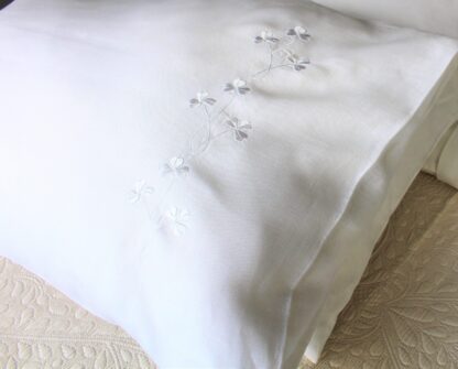 Fine Irish linen Pillow Cases with Embroidered Shamrocks - Box of two - Image 4