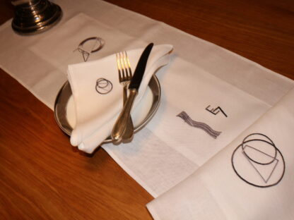 Eileen Gray table runner with appliquéd insert. "Great Value" - Image 2