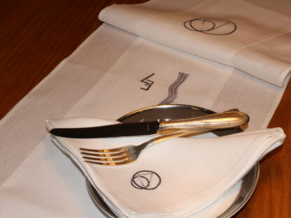 Eileen Gray table runner with appliquéd insert. "Great Value" - Image 3