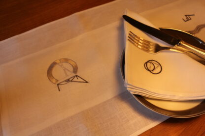 Eileen Gray table runner with appliquéd insert. "Great Value" - Image 4